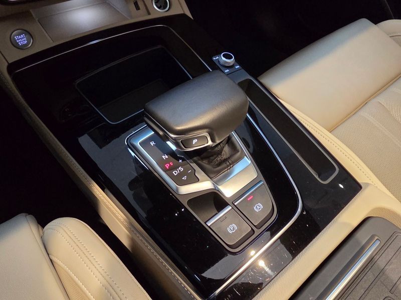 2024 Audi Q5 45 TFSI Quattro Premium photo 9