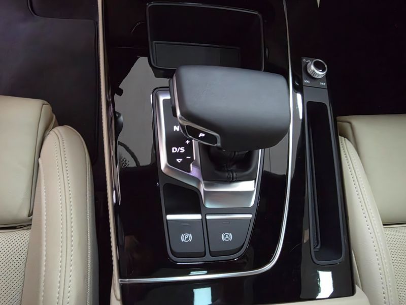2024 Audi Q5 45 TFSI Quattro Premium photo 9