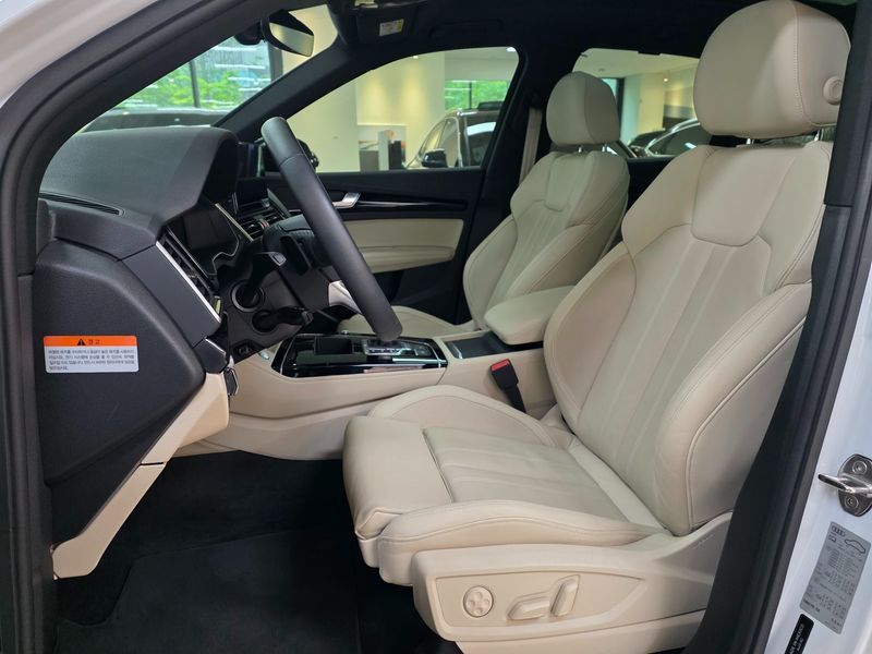 2024 Audi Q5 45 TFSI Quattro Premium photo 10