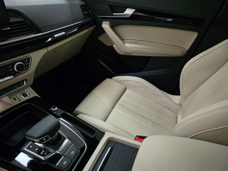 2024 Audi Q5 45 TFSI Quattro Premium photo 11