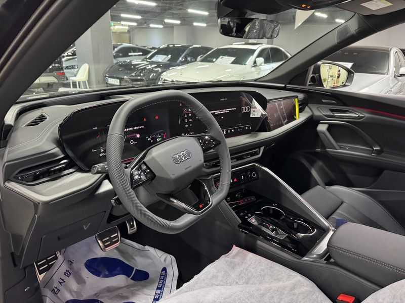 2025 Audi Q5 45 TFSI Quattro S Line Black Edition Sport Back photo 9