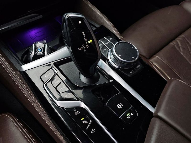2022 BMW 5 Series 530e M Sport photo 9