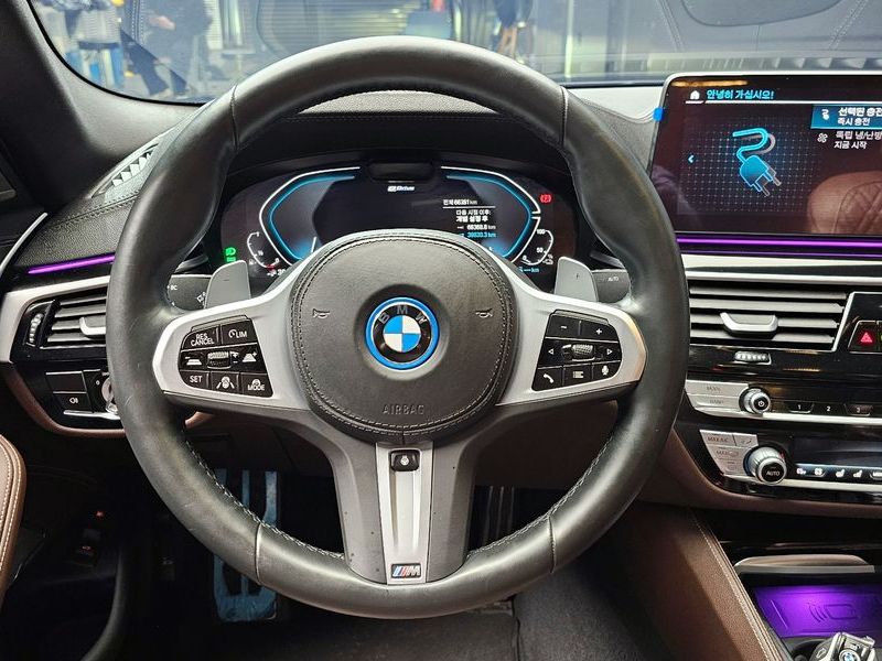 2022 BMW 5 Series 530e M Sport photo 13
