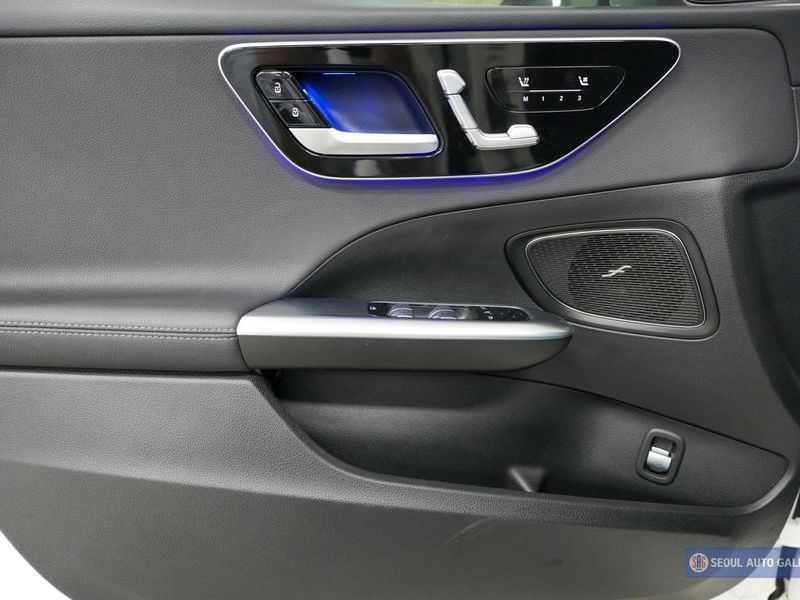 2024 Mercedes-Benz C-Class C300 4MATIC Avantgarde photo 17