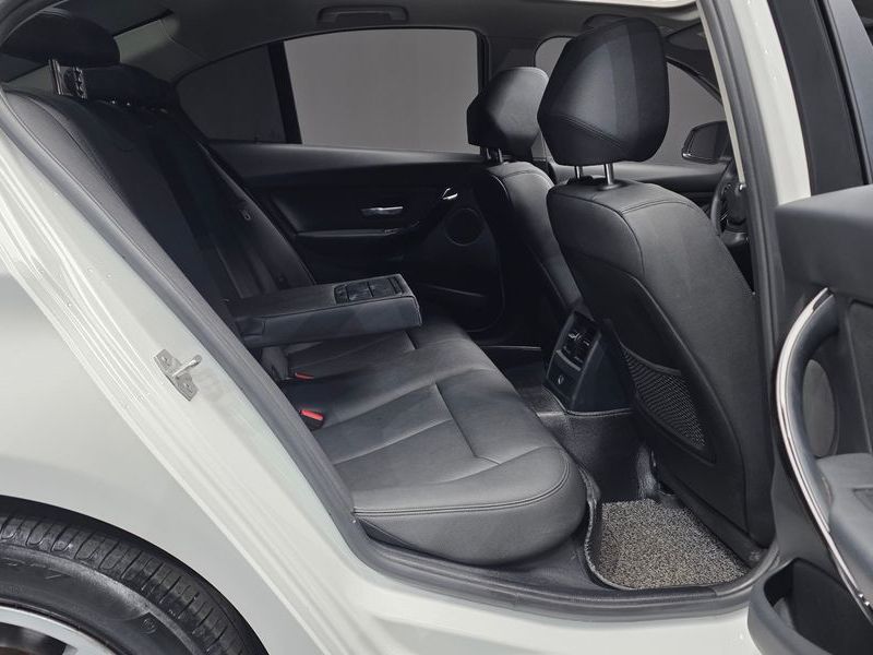 2018 BMW 3 Series 320d photo 12