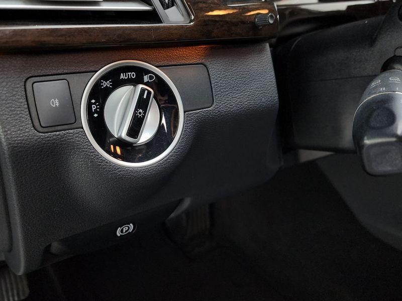 2012 Mercedes-Benz E-Class E200 CGI photo 17