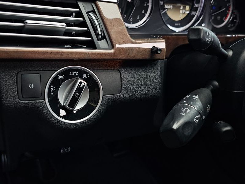 2012 Mercedes-Benz E-Class E300 Elegance photo 16