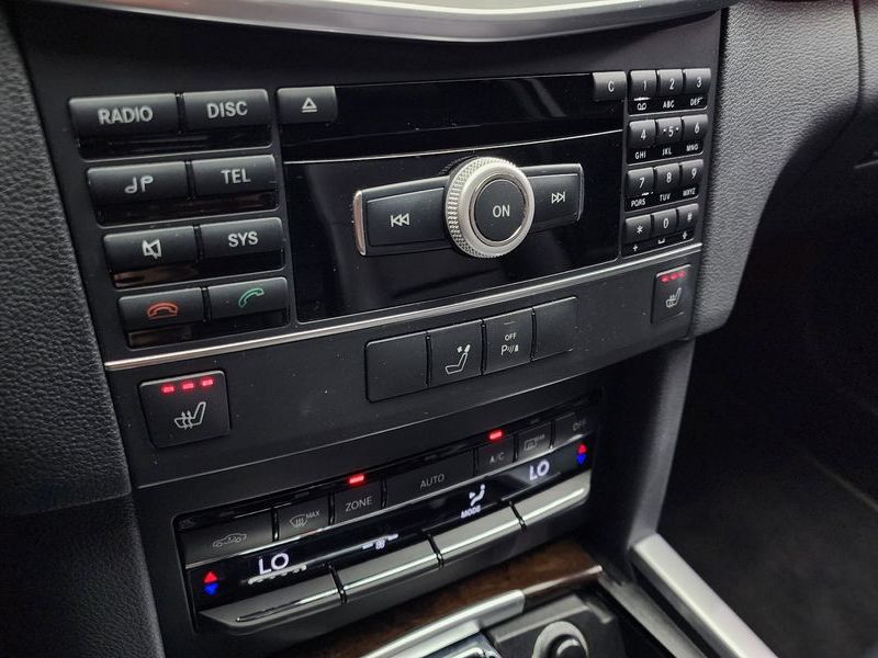 2012 Mercedes-Benz E-Class E200 CGI photo 16