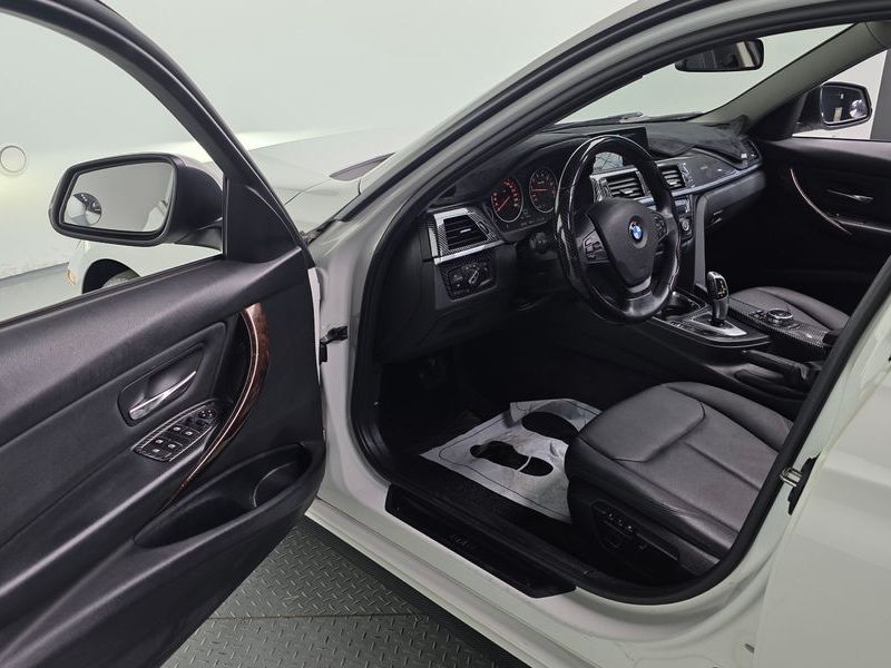 2014 BMW 3 Series 320i photo 10