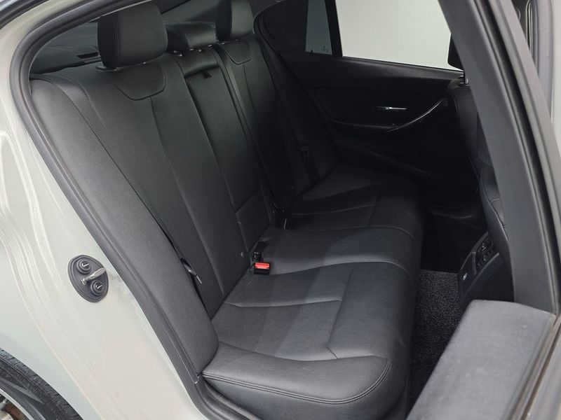 2014 BMW 3 Series 320i photo 11