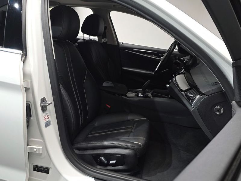 2019 BMW 5 Series 520i Luxury photo 10