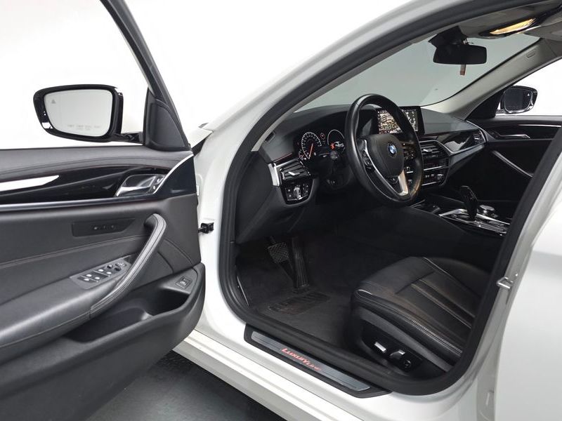 2019 BMW 5 Series 520i Luxury photo 11