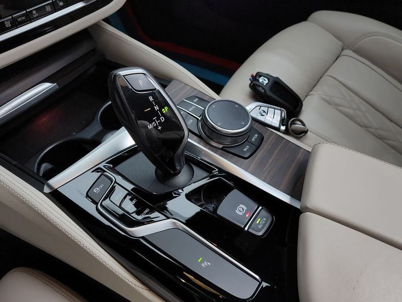 2020 BMW 5 Series 520i M Sport photo 9