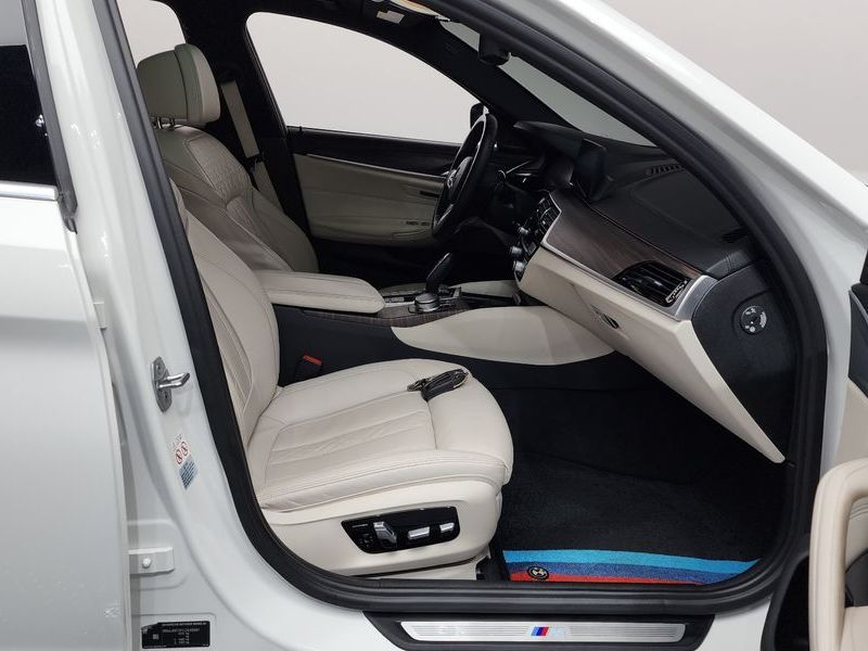 2020 BMW 5 Series 520i M Sport photo 11