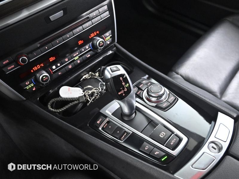 2012 BMW 5 Series GT 30d photo 9