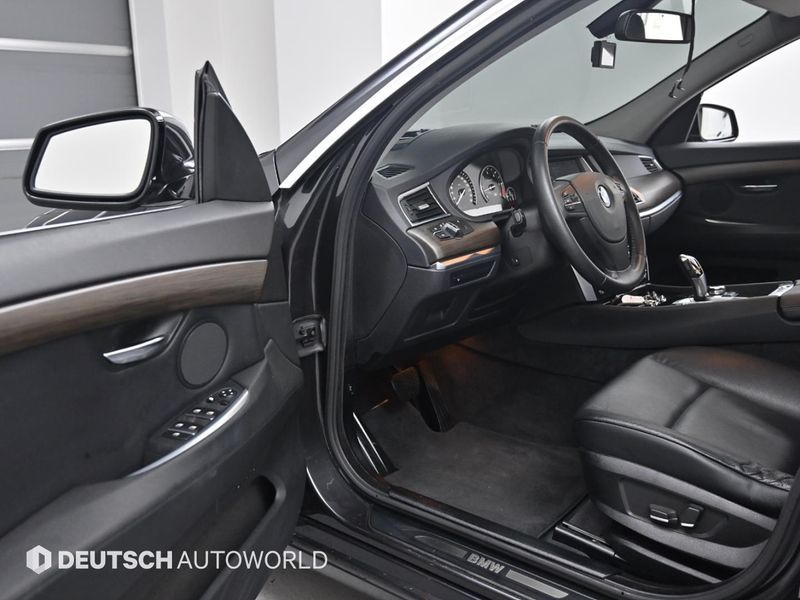 2012 BMW 5 Series GT 30d photo 11