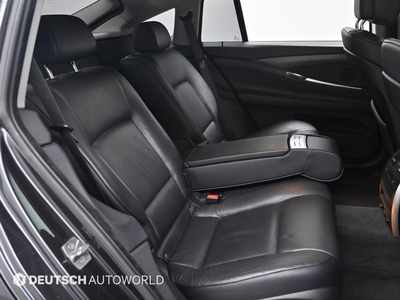 2012 BMW 5 Series GT 30d photo 12