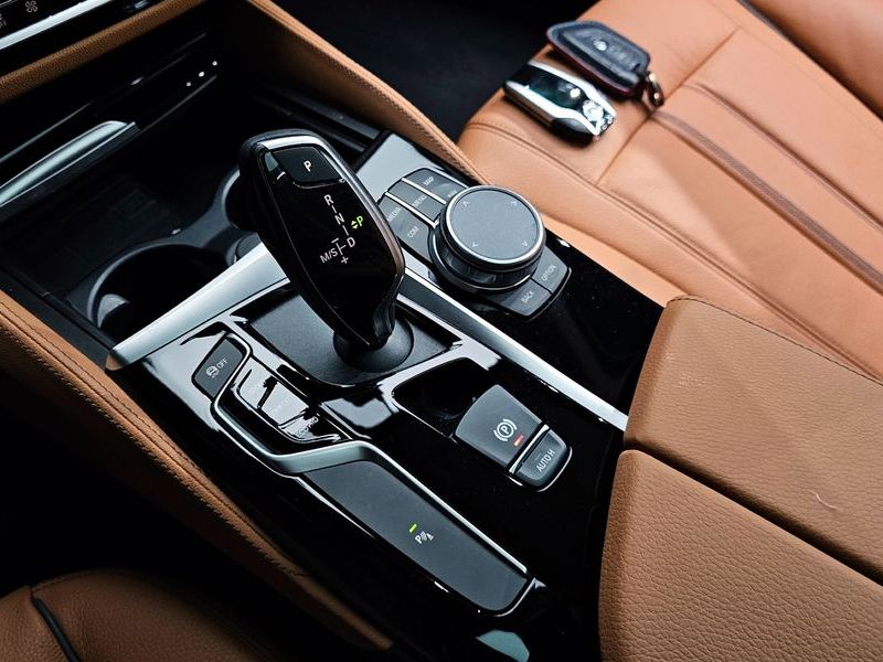 2020 BMW 5 Series 520i Luxury photo 9