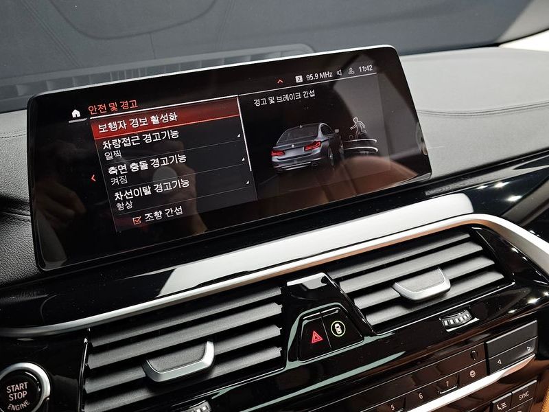 2020 BMW 5 Series 520i Luxury photo 17