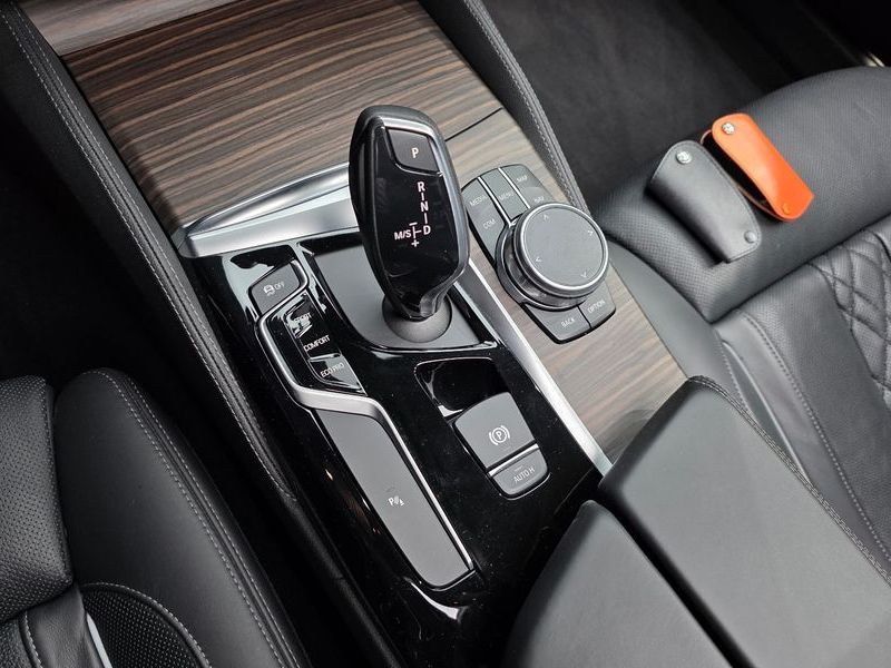 2018 BMW 5 Series 530i xDrive Luxury Plus photo 9