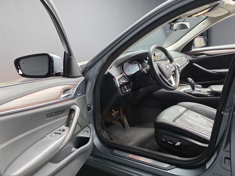 2018 BMW 5 Series 530i xDrive Luxury Plus photo 10