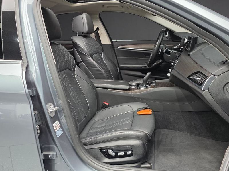2018 BMW 5 Series 530i xDrive Luxury Plus photo 11