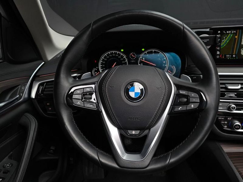 2018 BMW 5 Series 530i xDrive Luxury Plus photo 13