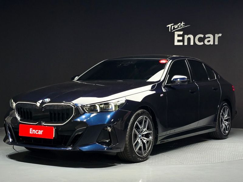 2025 BMW 5 Series 520i M Sport photo 1