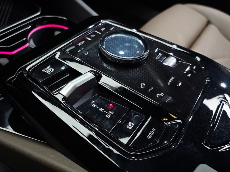 2025 BMW 5 Series 520i M Sport photo 9