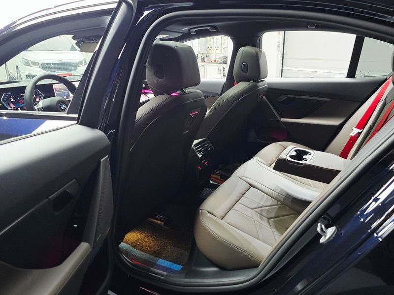 2025 BMW 5 Series 520i M Sport photo 11