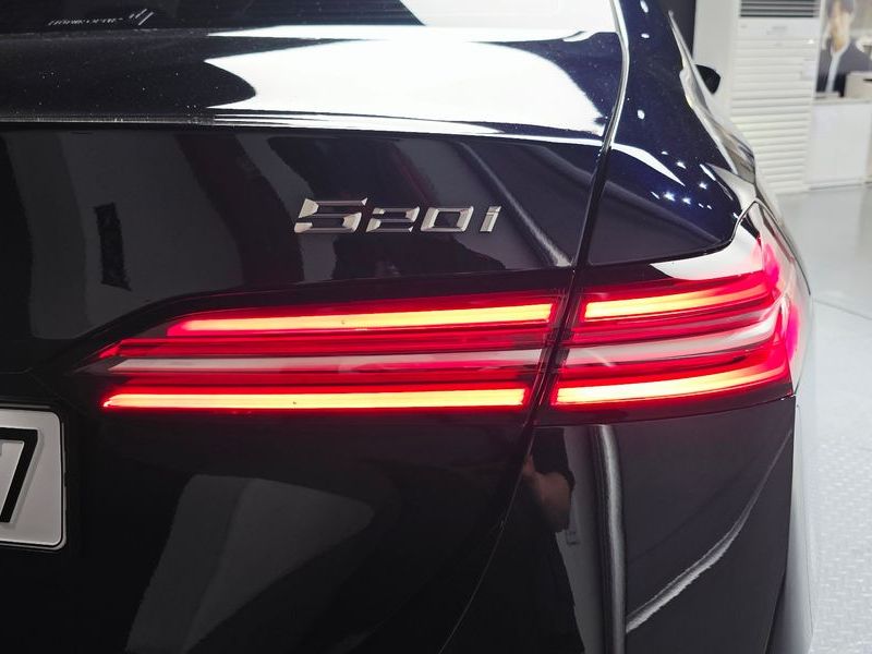 2025 BMW 5 Series 520i M Sport photo 23