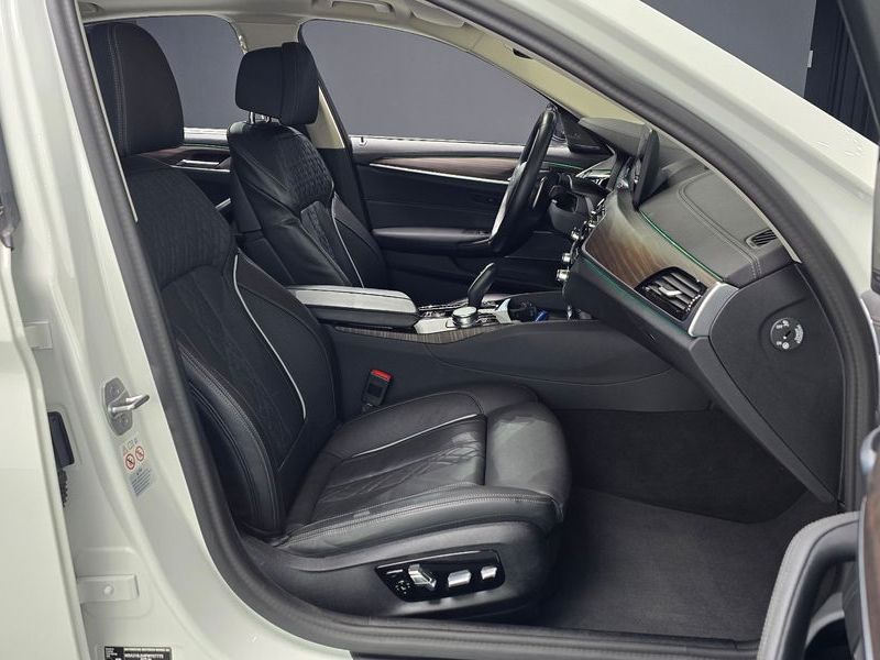 2023 BMW 5 Series 530i xDrive Luxury photo 10