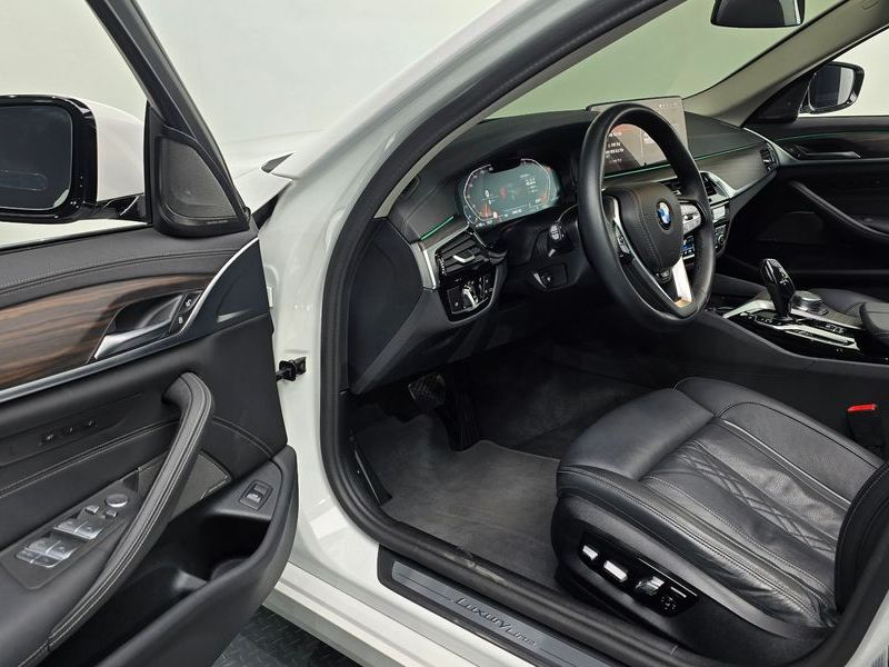 2023 BMW 5 Series 530i xDrive Luxury photo 11