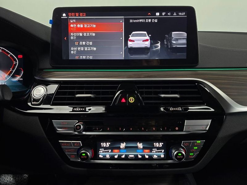 2023 BMW 5 Series 530i xDrive Luxury photo 15