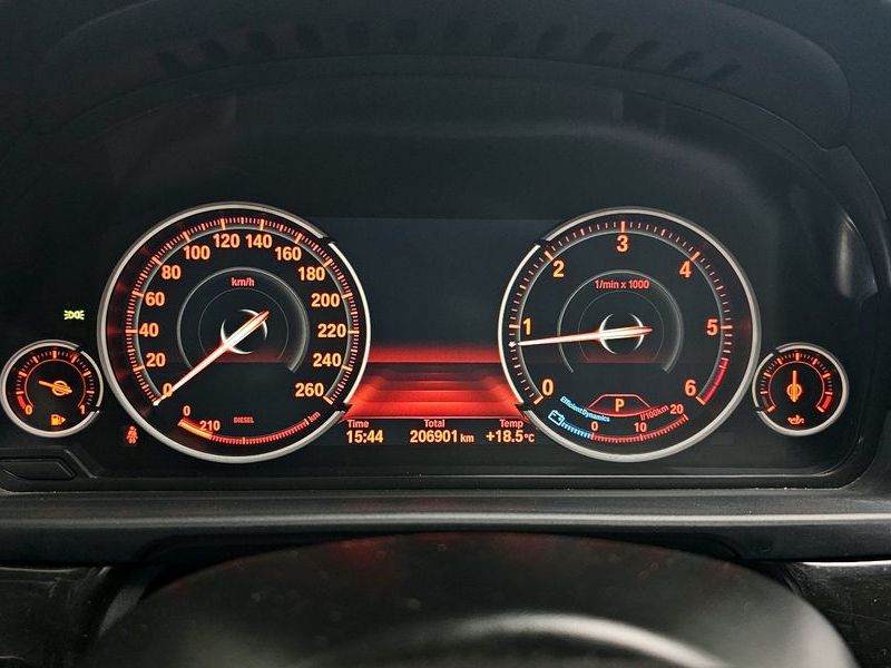 2013 BMW 5 Series 520d photo 8