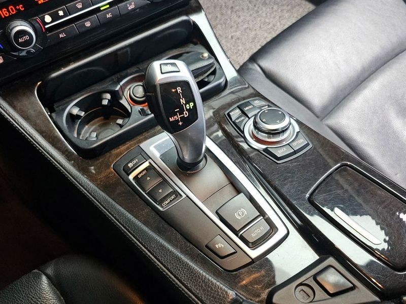 2013 BMW 5 Series 520d photo 9