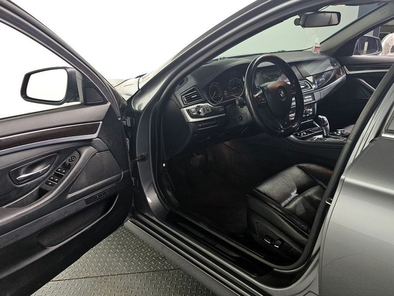 2013 BMW 5 Series 520d photo 10