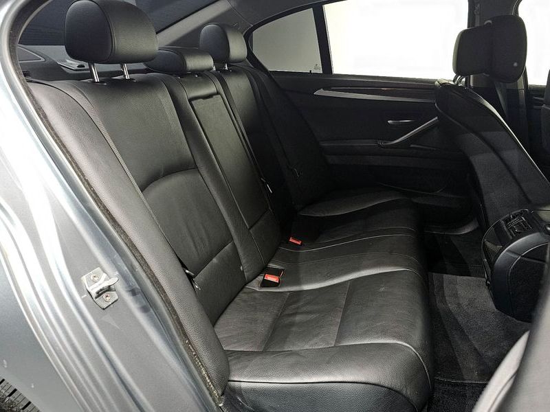 2013 BMW 5 Series 520d photo 11