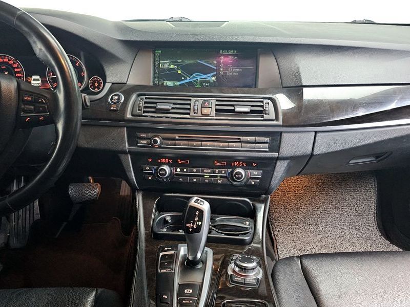 2013 BMW 5 Series 520d photo 13