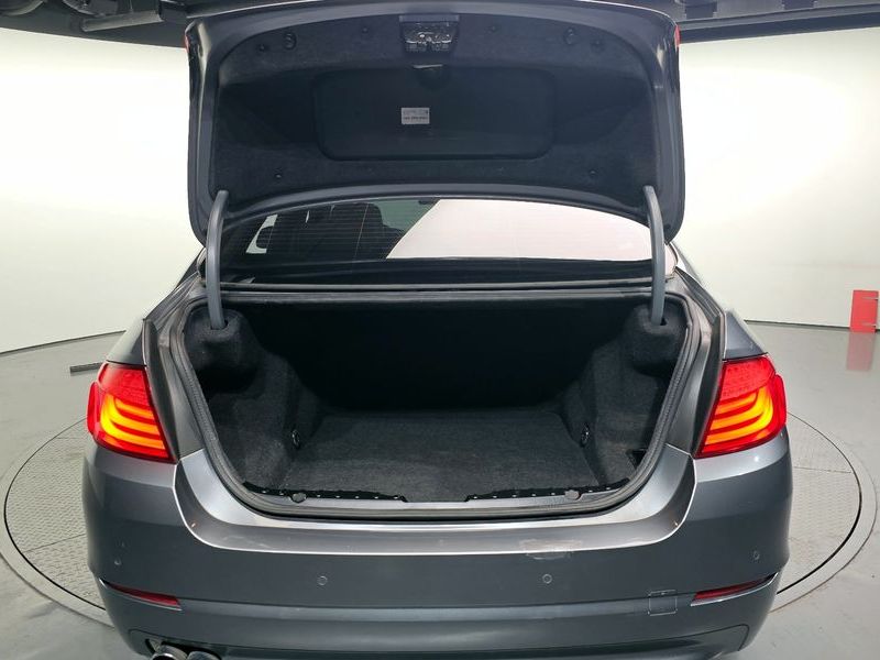 2013 BMW 5 Series 520d photo 20