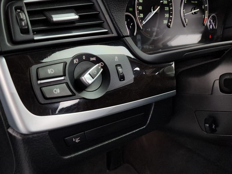 2012 BMW 5 Series 528i photo 13