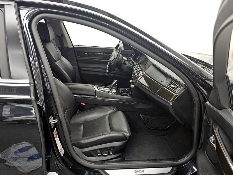 2012 BMW 7 Series 740Li photo 11