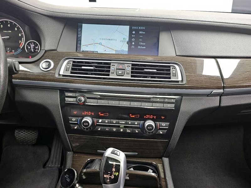 2012 BMW 7 Series 740Li photo 14