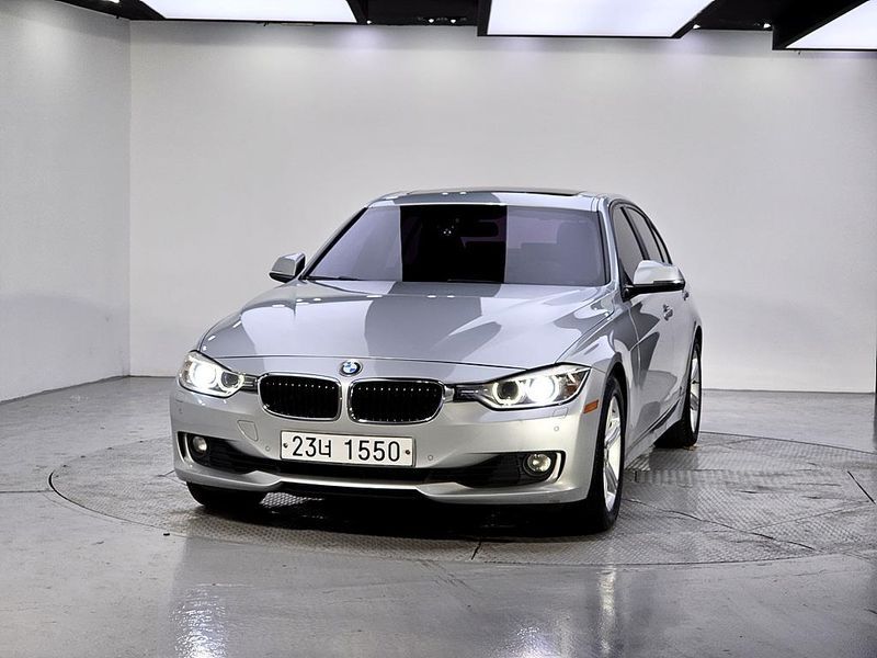 2013 BMW 3 Series 320i photo 1