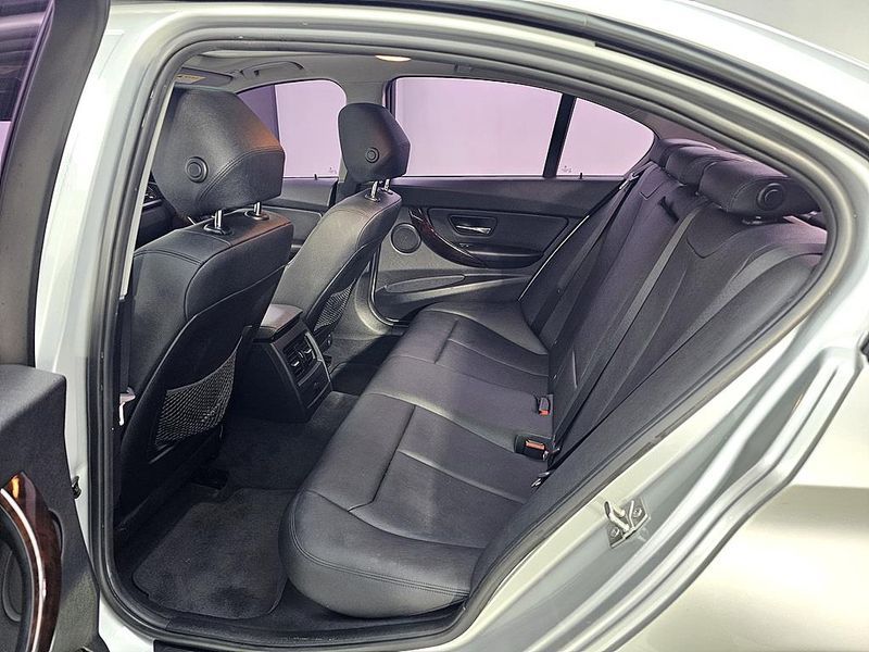 2013 BMW 3 Series 320i photo 8