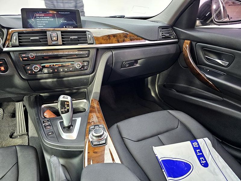 2013 BMW 3 Series 320i photo 9