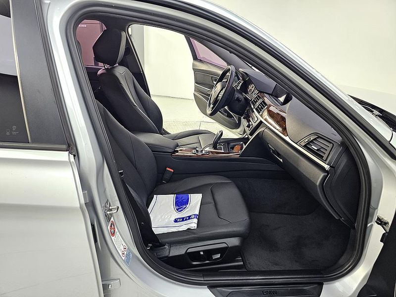 2013 BMW 3 Series 320i photo 10