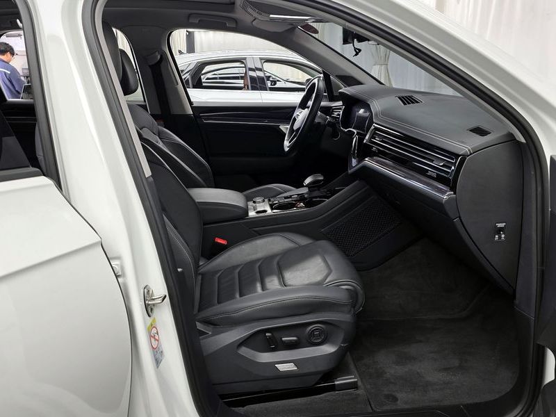 2021 Volkswagen Touareg 3.0 TDI Premium photo 11