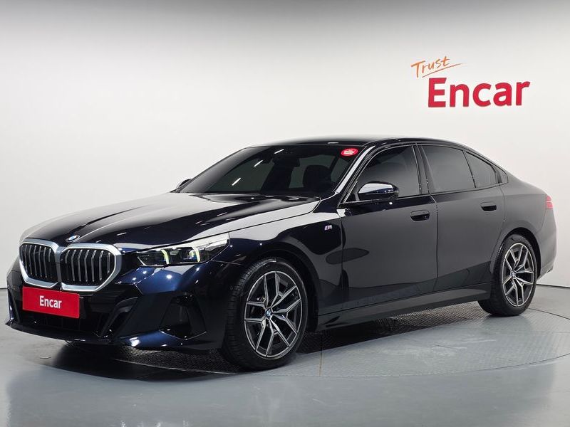 2024 BMW 5 Series 520i M Sport photo 1