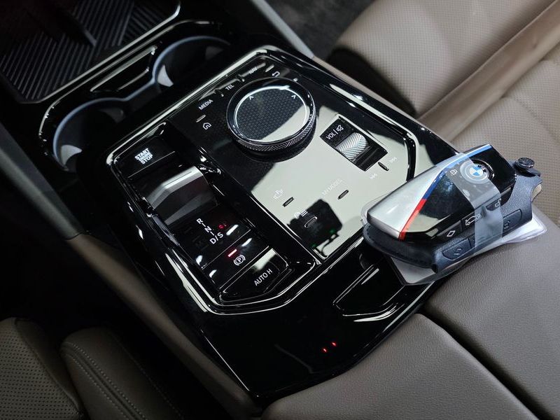 2024 BMW 5 Series 520i M Sport photo 9